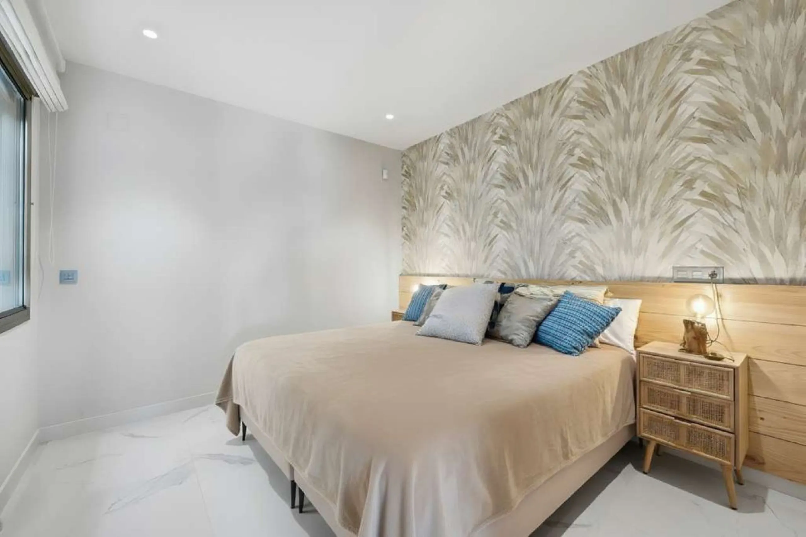Set within the dynamic and increasingly sought-after residential quarter of Las Mesas in Estepona, this elegant elevated ground-floor apartment represents a rare convergence of urban accessibility, privacy, and long-term investment appeal. Positioned just