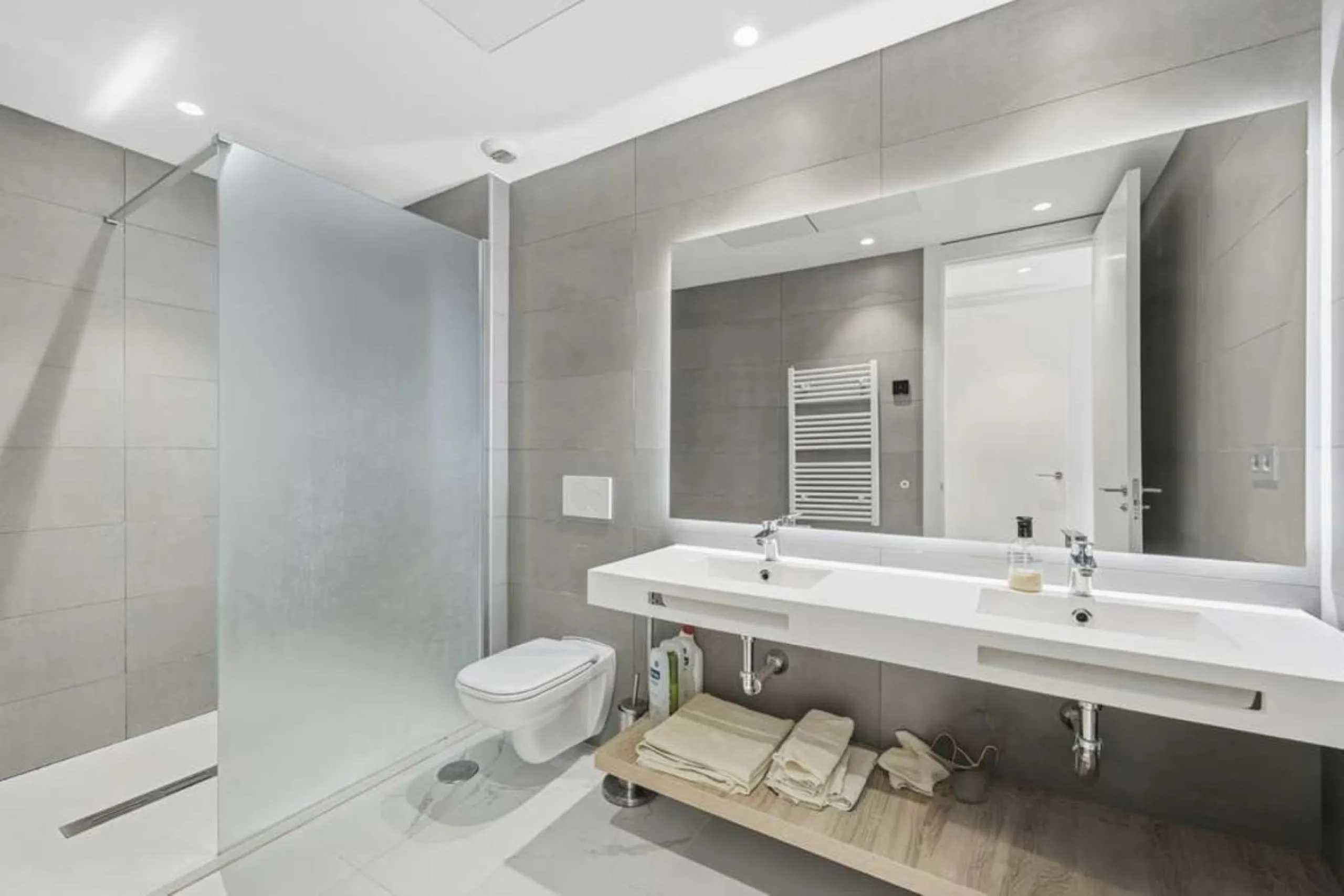 Set within the dynamic and increasingly sought-after residential quarter of Las Mesas in Estepona, this elegant elevated ground-floor apartment represents a rare convergence of urban accessibility, privacy, and long-term investment appeal. Positioned just