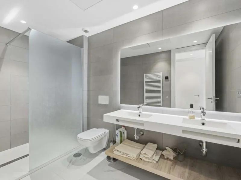 Set within the dynamic and increasingly sought-after residential quarter of Las Mesas in Estepona, this elegant elevated ground-floor apartment represents a rare convergence of urban accessibility, privacy, and long-term investment appeal. Positioned just