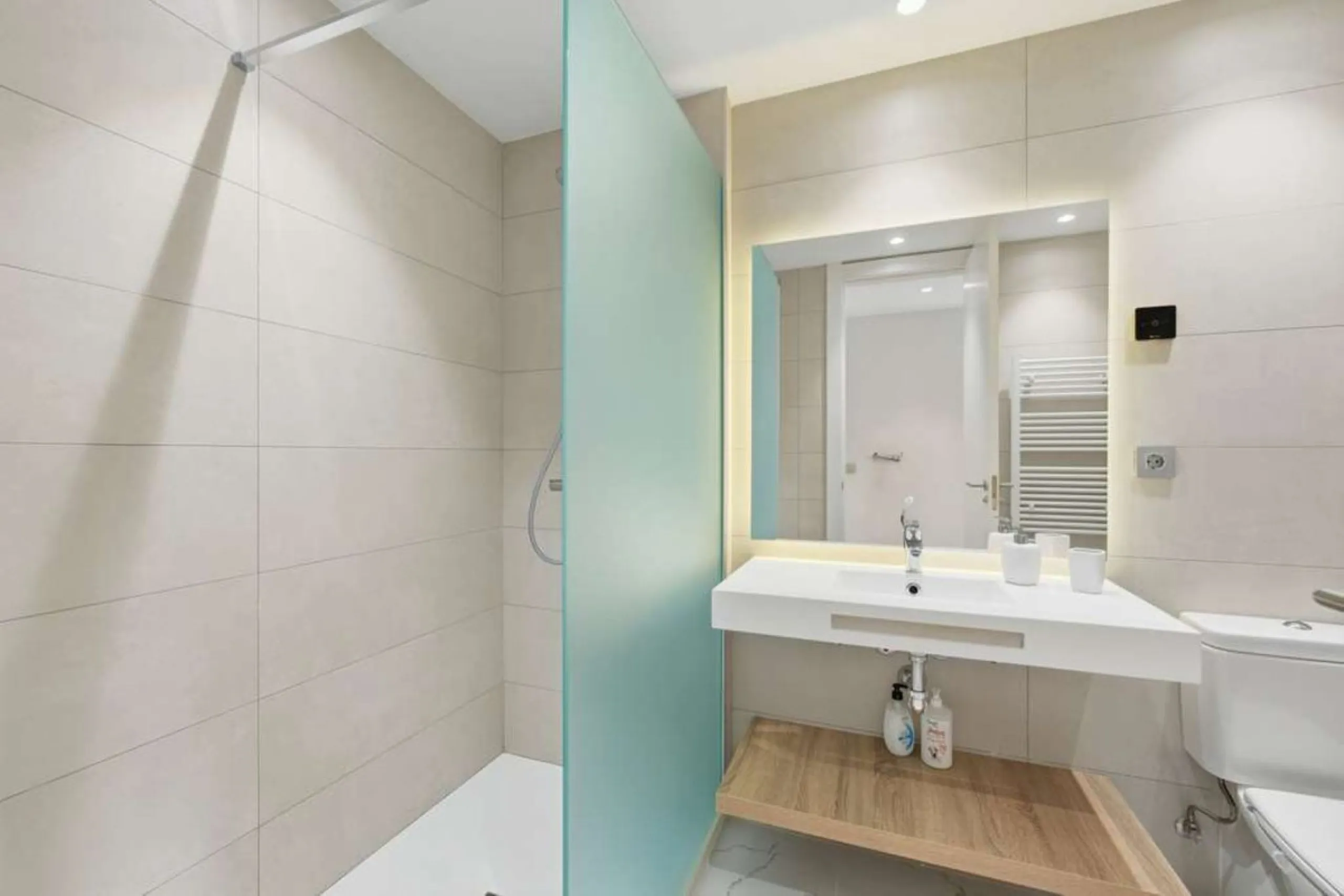 Set within the dynamic and increasingly sought-after residential quarter of Las Mesas in Estepona, this elegant elevated ground-floor apartment represents a rare convergence of urban accessibility, privacy, and long-term investment appeal. Positioned just