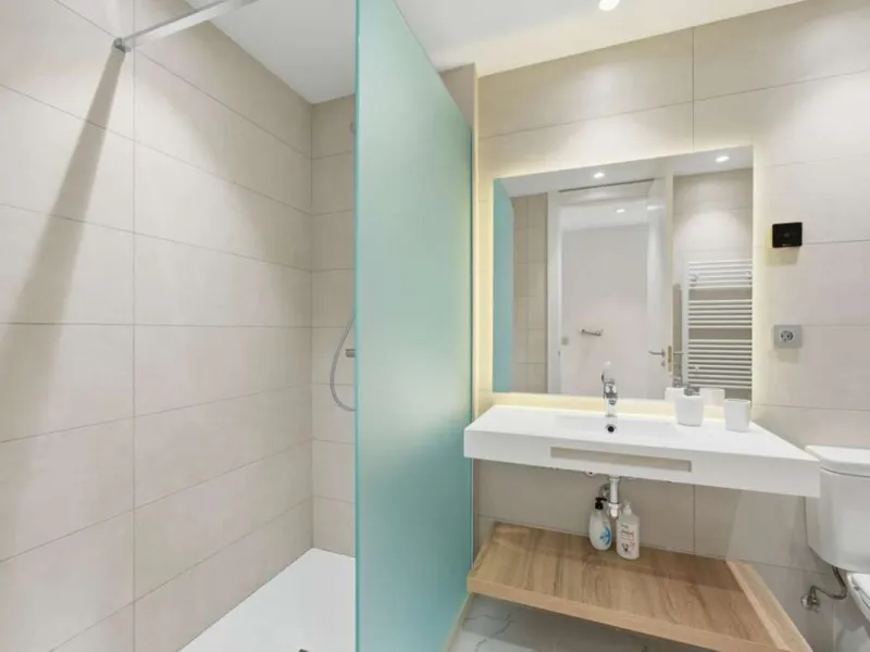 Set within the dynamic and increasingly sought-after residential quarter of Las Mesas in Estepona, this elegant elevated ground-floor apartment represents a rare convergence of urban accessibility, privacy, and long-term investment appeal. Positioned just