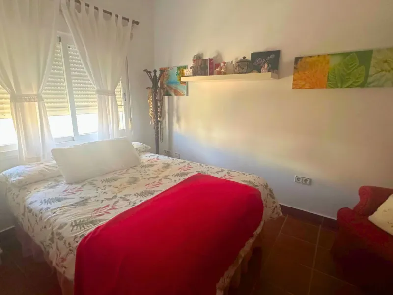 Discover this exceptional Spanish-style villa with private pool, offering space, comfort, and a unique layout ideal for family living or entertaining.