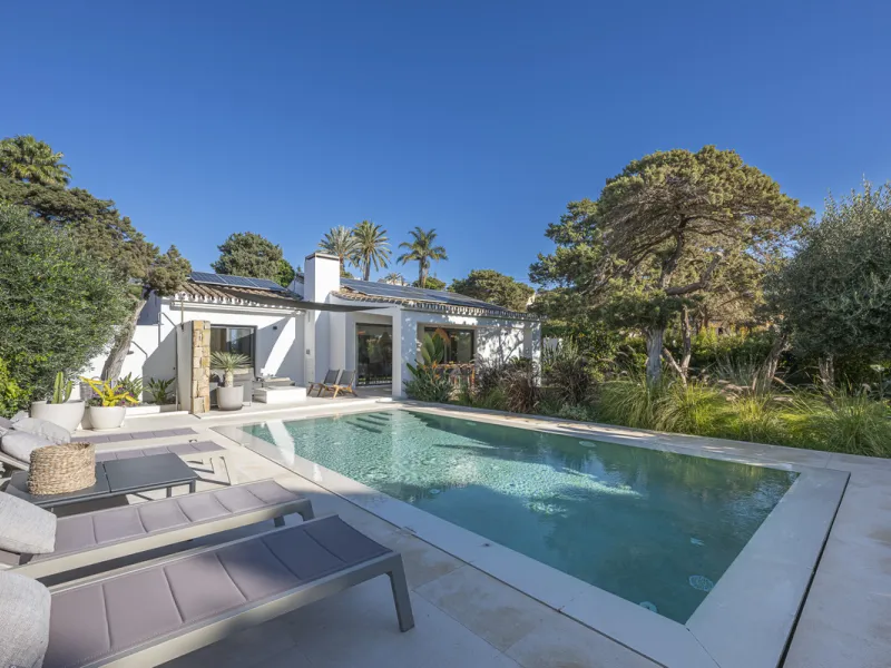 Stunning single-story villa located in the tranquil and sought-after area of Marbesa, East of Marbella. This beautifully designed property features three bedrooms plus an office space, making it ideal for both relaxation and productivity. The villa underw