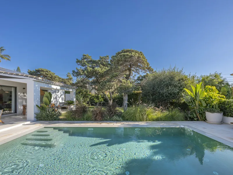 Stunning single-story villa located in the tranquil and sought-after area of Marbesa, East of Marbella. This beautifully designed property features three bedrooms plus an office space, making it ideal for both relaxation and productivity. The villa underw