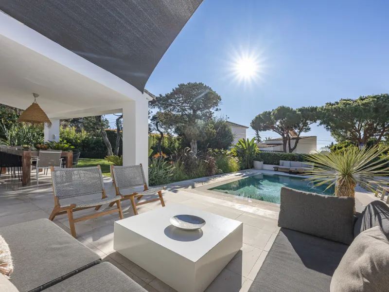 Stunning single-story villa located in the tranquil and sought-after area of Marbesa, East of Marbella. This beautifully designed property features three bedrooms plus an office space, making it ideal for both relaxation and productivity. The villa underw