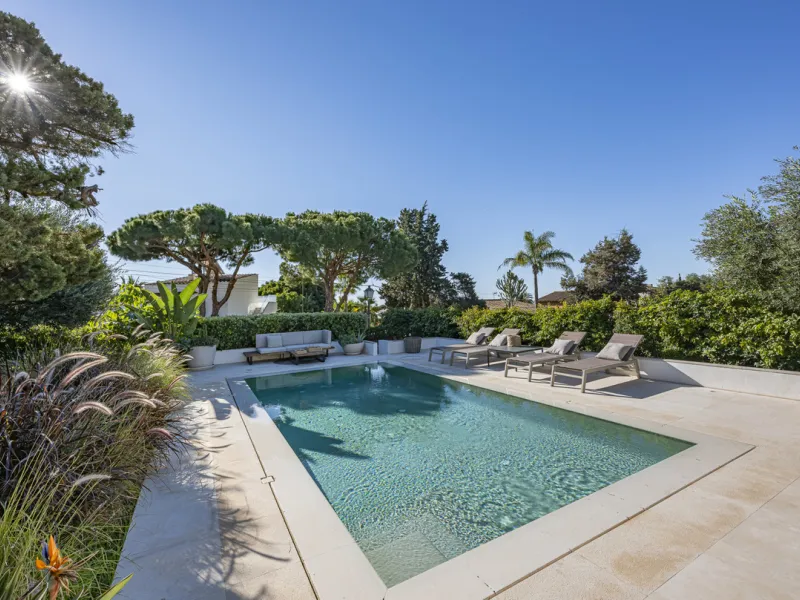 Stunning single-story villa located in the tranquil and sought-after area of Marbesa, East of Marbella. This beautifully designed property features three bedrooms plus an office space, making it ideal for both relaxation and productivity. The villa underw