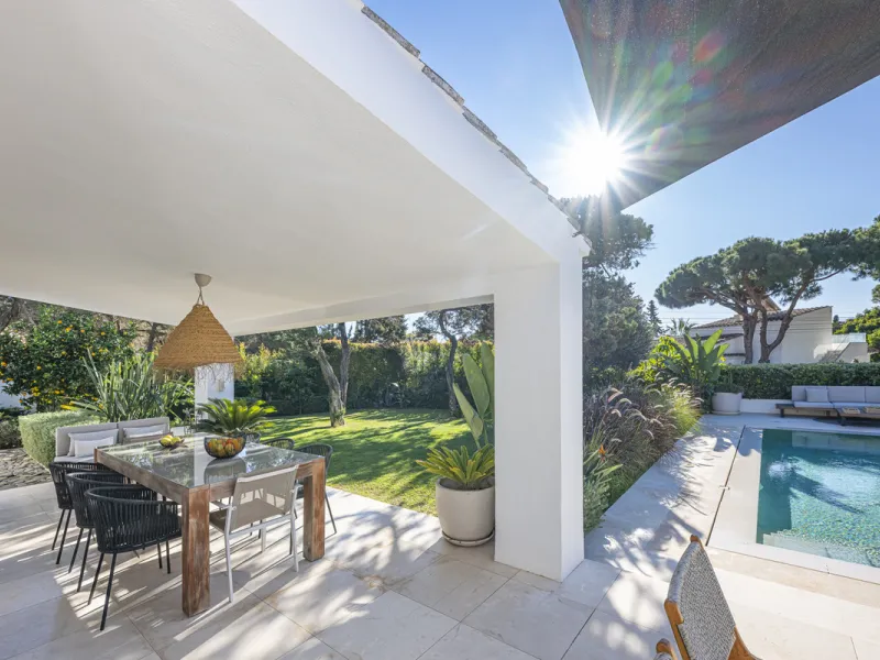 Stunning single-story villa located in the tranquil and sought-after area of Marbesa, East of Marbella. This beautifully designed property features three bedrooms plus an office space, making it ideal for both relaxation and productivity. The villa underw