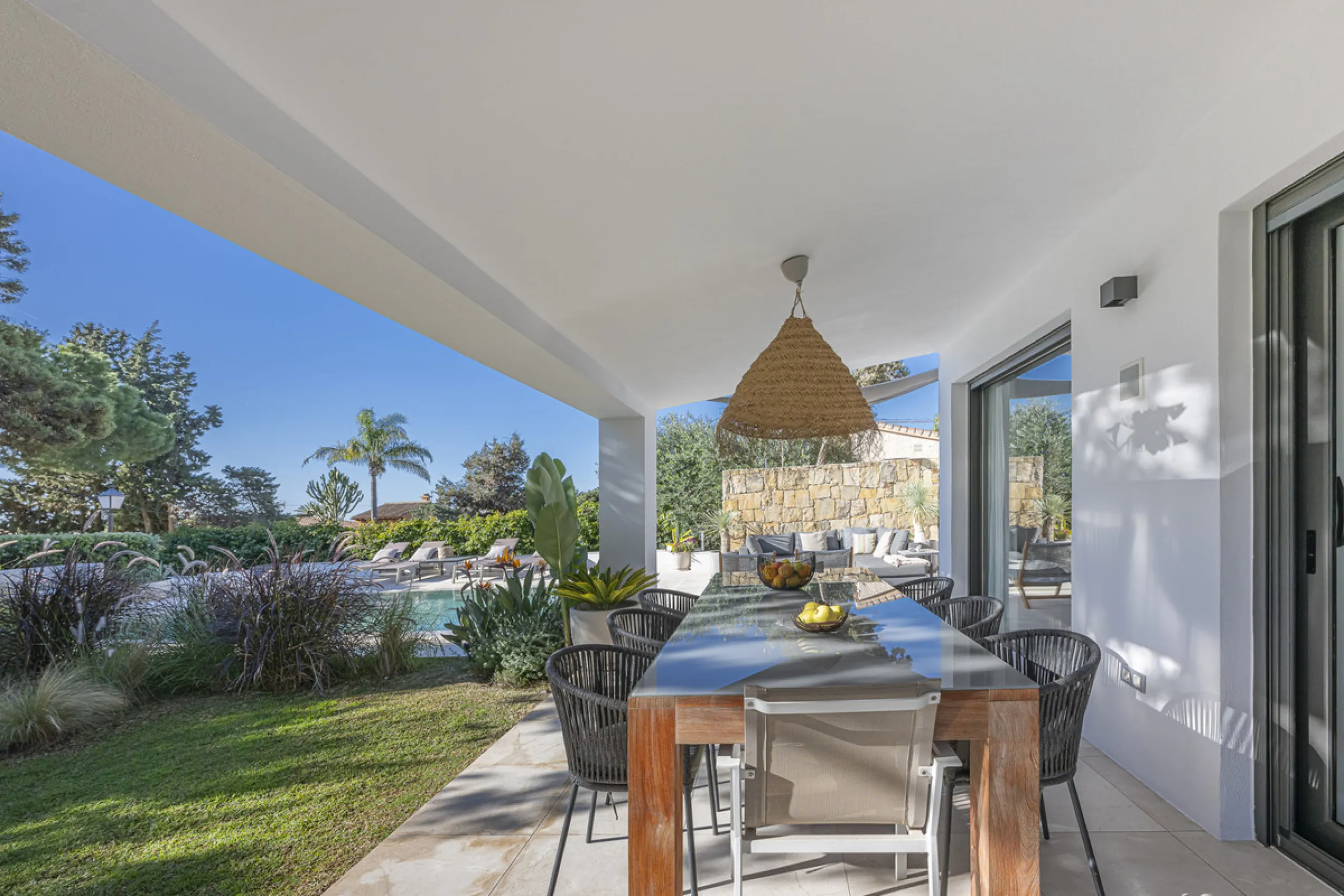 Stunning single-story villa located in the tranquil and sought-after area of Marbesa, East of Marbella. This beautifully designed property features three bedrooms plus an office space, making it ideal for both relaxation and productivity. The villa underw
