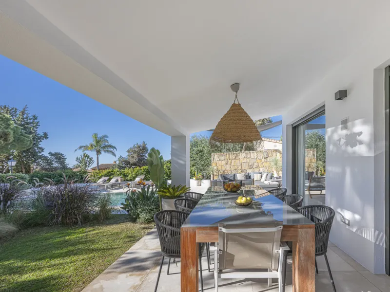 Stunning single-story villa located in the tranquil and sought-after area of Marbesa, East of Marbella. This beautifully designed property features three bedrooms plus an office space, making it ideal for both relaxation and productivity. The villa underw