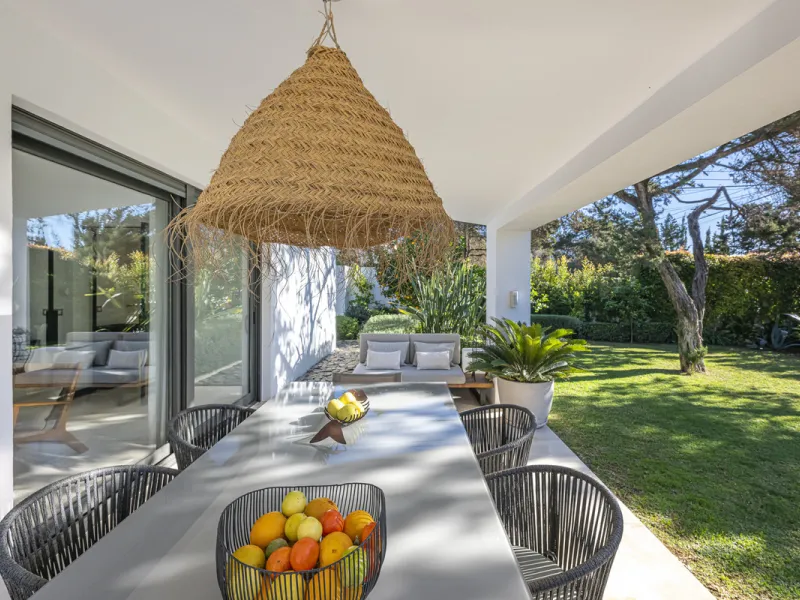 Stunning single-story villa located in the tranquil and sought-after area of Marbesa, East of Marbella. This beautifully designed property features three bedrooms plus an office space, making it ideal for both relaxation and productivity. The villa underw