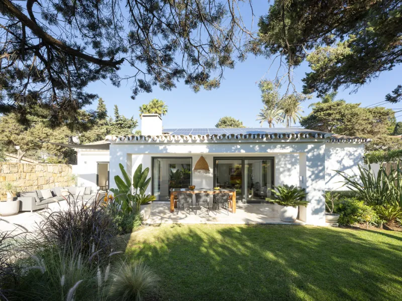 Stunning single-story villa located in the tranquil and sought-after area of Marbesa, East of Marbella. This beautifully designed property features three bedrooms plus an office space, making it ideal for both relaxation and productivity. The villa underw