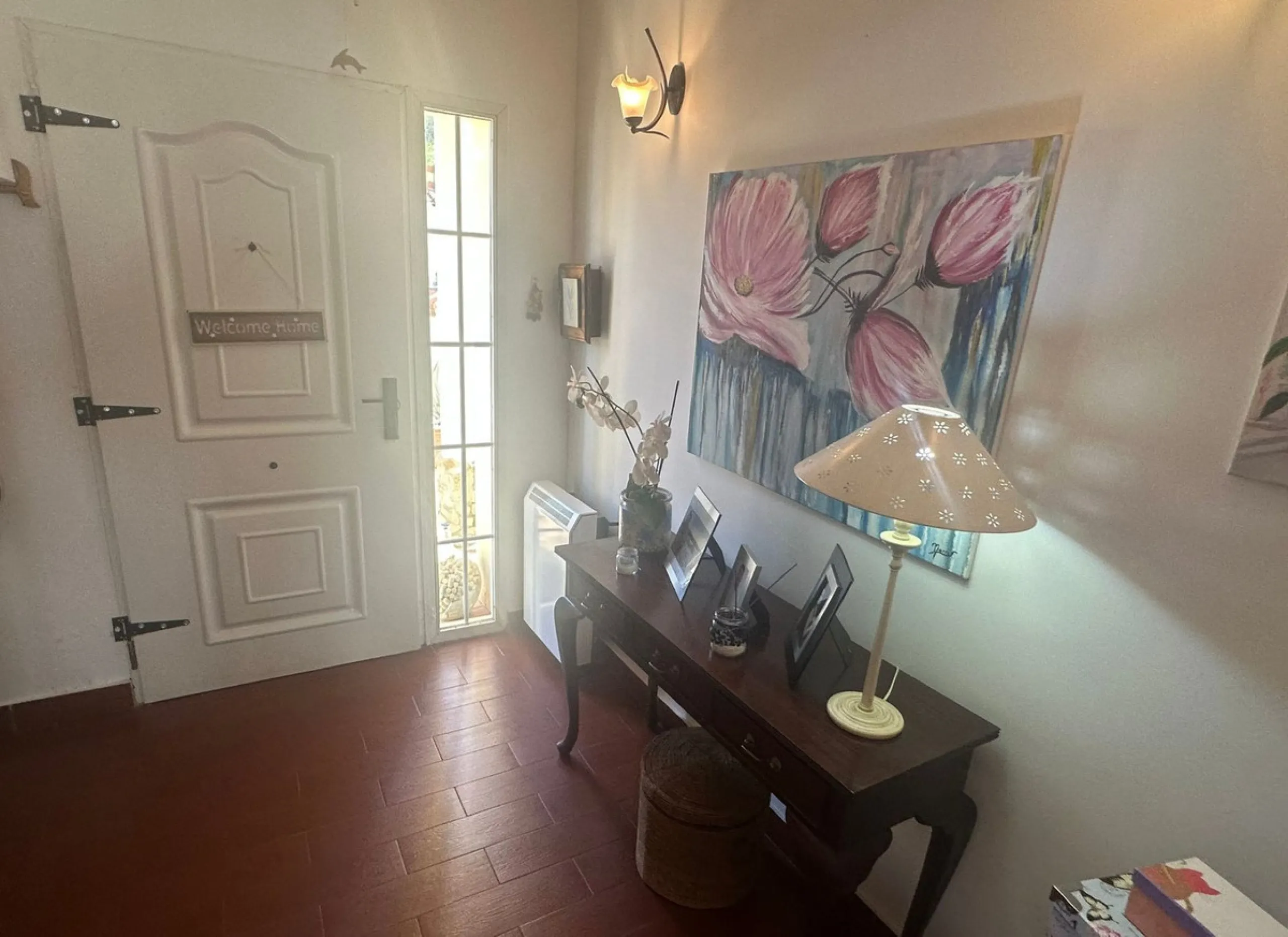 Discover this exceptional Spanish-style villa with private pool, offering space, comfort, and a unique layout ideal for family living or entertaining.