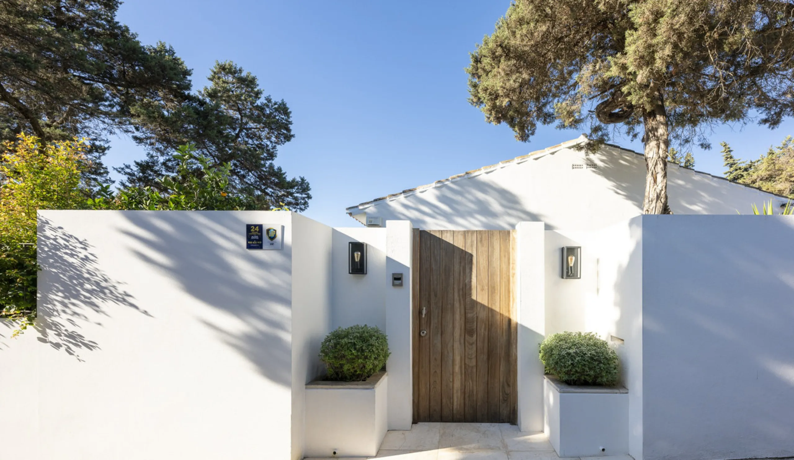 Stunning single-story villa located in the tranquil and sought-after area of Marbesa, East of Marbella. This beautifully designed property features three bedrooms plus an office space, making it ideal for both relaxation and productivity. The villa underw