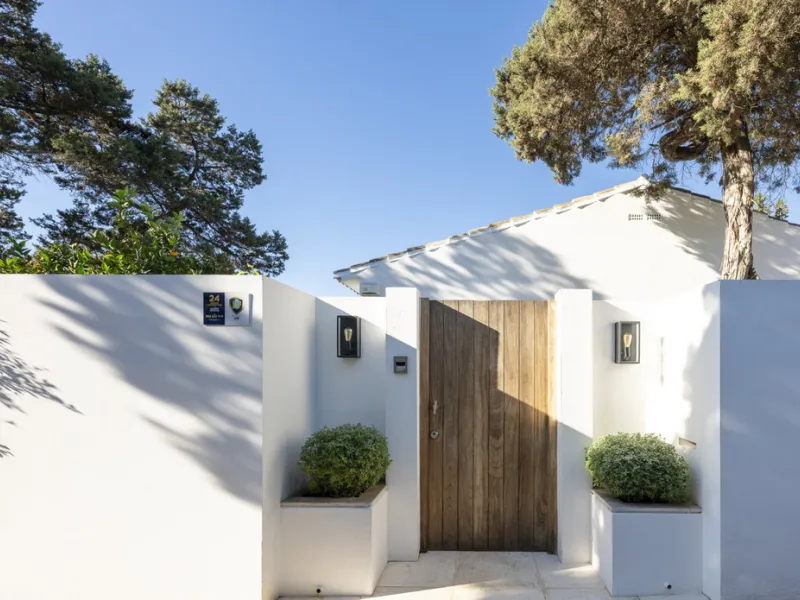 Stunning single-story villa located in the tranquil and sought-after area of Marbesa, East of Marbella. This beautifully designed property features three bedrooms plus an office space, making it ideal for both relaxation and productivity. The villa underw