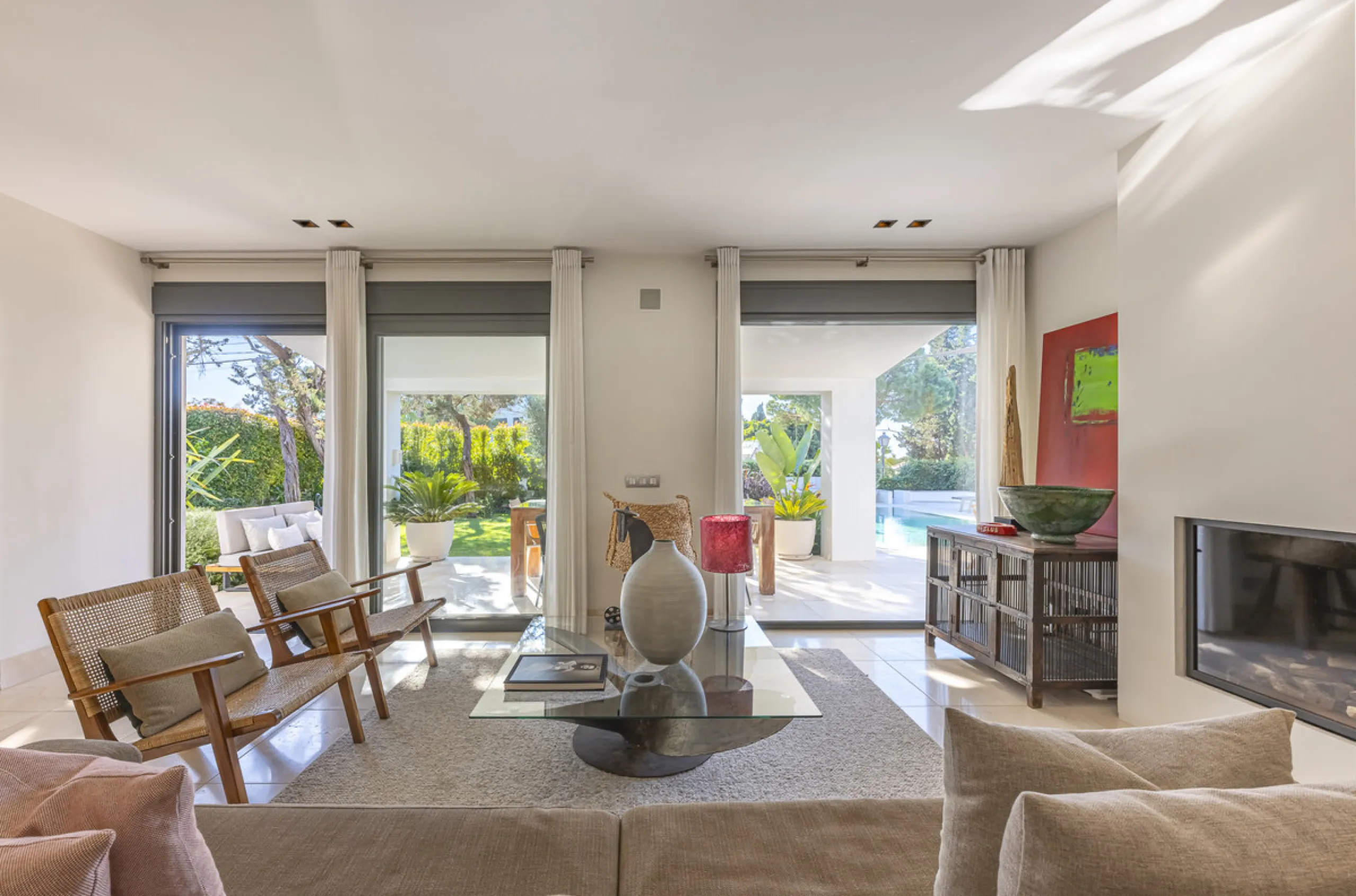 Stunning single-story villa located in the tranquil and sought-after area of Marbesa, East of Marbella. This beautifully designed property features three bedrooms plus an office space, making it ideal for both relaxation and productivity. The villa underw