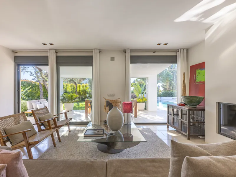 Stunning single-story villa located in the tranquil and sought-after area of Marbesa, East of Marbella. This beautifully designed property features three bedrooms plus an office space, making it ideal for both relaxation and productivity. The villa underw