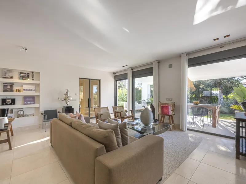 Stunning single-story villa located in the tranquil and sought-after area of Marbesa, East of Marbella. This beautifully designed property features three bedrooms plus an office space, making it ideal for both relaxation and productivity. The villa underw