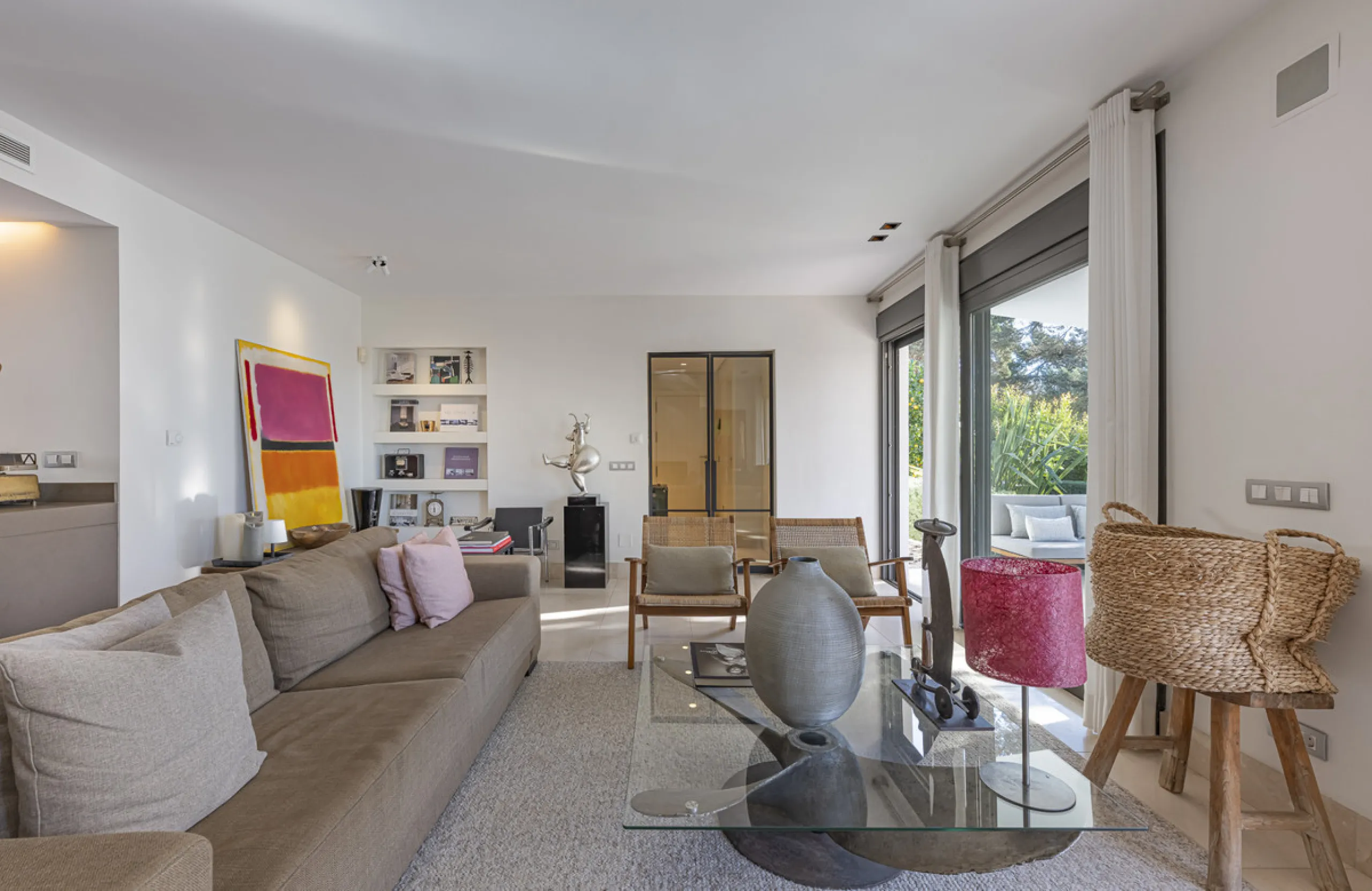 Stunning single-story villa located in the tranquil and sought-after area of Marbesa, East of Marbella. This beautifully designed property features three bedrooms plus an office space, making it ideal for both relaxation and productivity. The villa underw