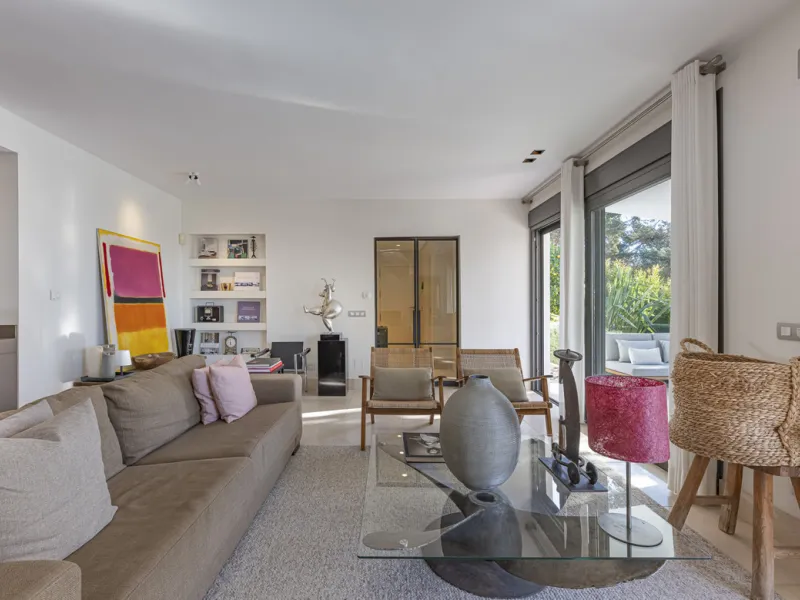 Stunning single-story villa located in the tranquil and sought-after area of Marbesa, East of Marbella. This beautifully designed property features three bedrooms plus an office space, making it ideal for both relaxation and productivity. The villa underw