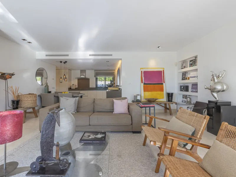 Stunning single-story villa located in the tranquil and sought-after area of Marbesa, East of Marbella. This beautifully designed property features three bedrooms plus an office space, making it ideal for both relaxation and productivity. The villa underw