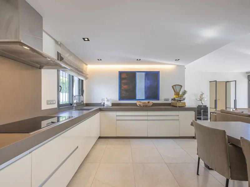Stunning single-story villa located in the tranquil and sought-after area of Marbesa, East of Marbella. This beautifully designed property features three bedrooms plus an office space, making it ideal for both relaxation and productivity. The villa underw