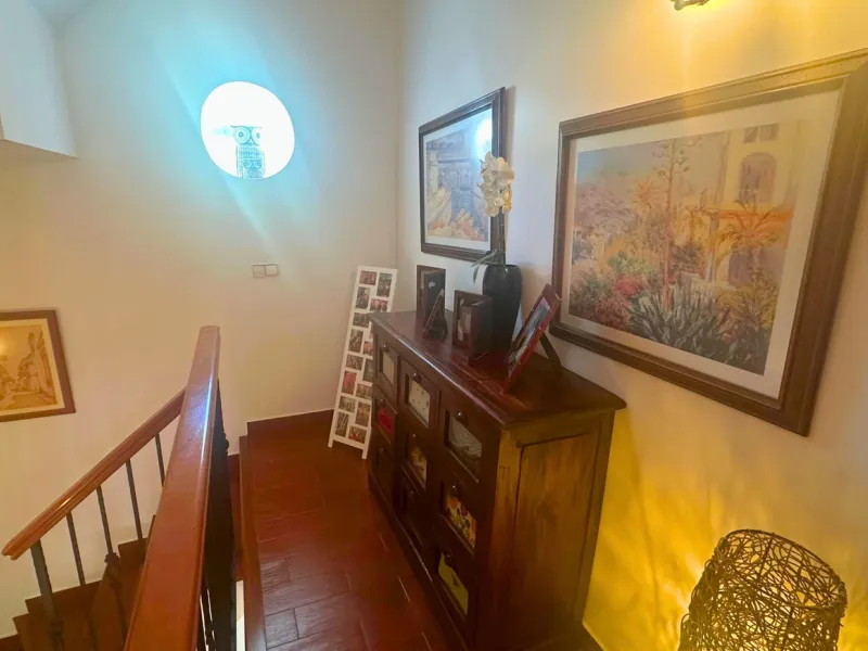 Discover this exceptional Spanish-style villa with private pool, offering space, comfort, and a unique layout ideal for family living or entertaining.