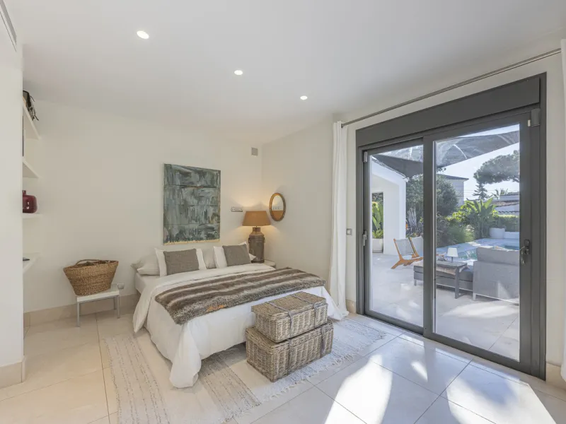 Stunning single-story villa located in the tranquil and sought-after area of Marbesa, East of Marbella. This beautifully designed property features three bedrooms plus an office space, making it ideal for both relaxation and productivity. The villa underw