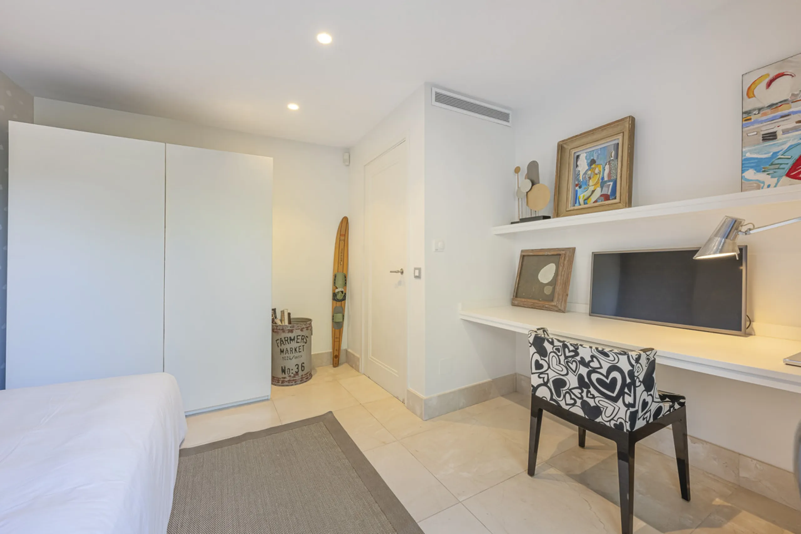 Stunning single-story villa located in the tranquil and sought-after area of Marbesa, East of Marbella. This beautifully designed property features three bedrooms plus an office space, making it ideal for both relaxation and productivity. The villa underw