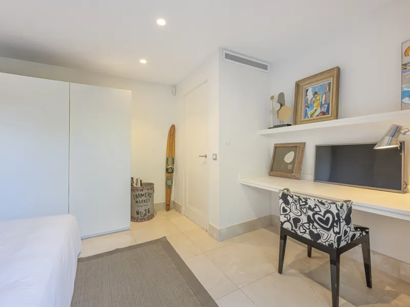 Stunning single-story villa located in the tranquil and sought-after area of Marbesa, East of Marbella. This beautifully designed property features three bedrooms plus an office space, making it ideal for both relaxation and productivity. The villa underw