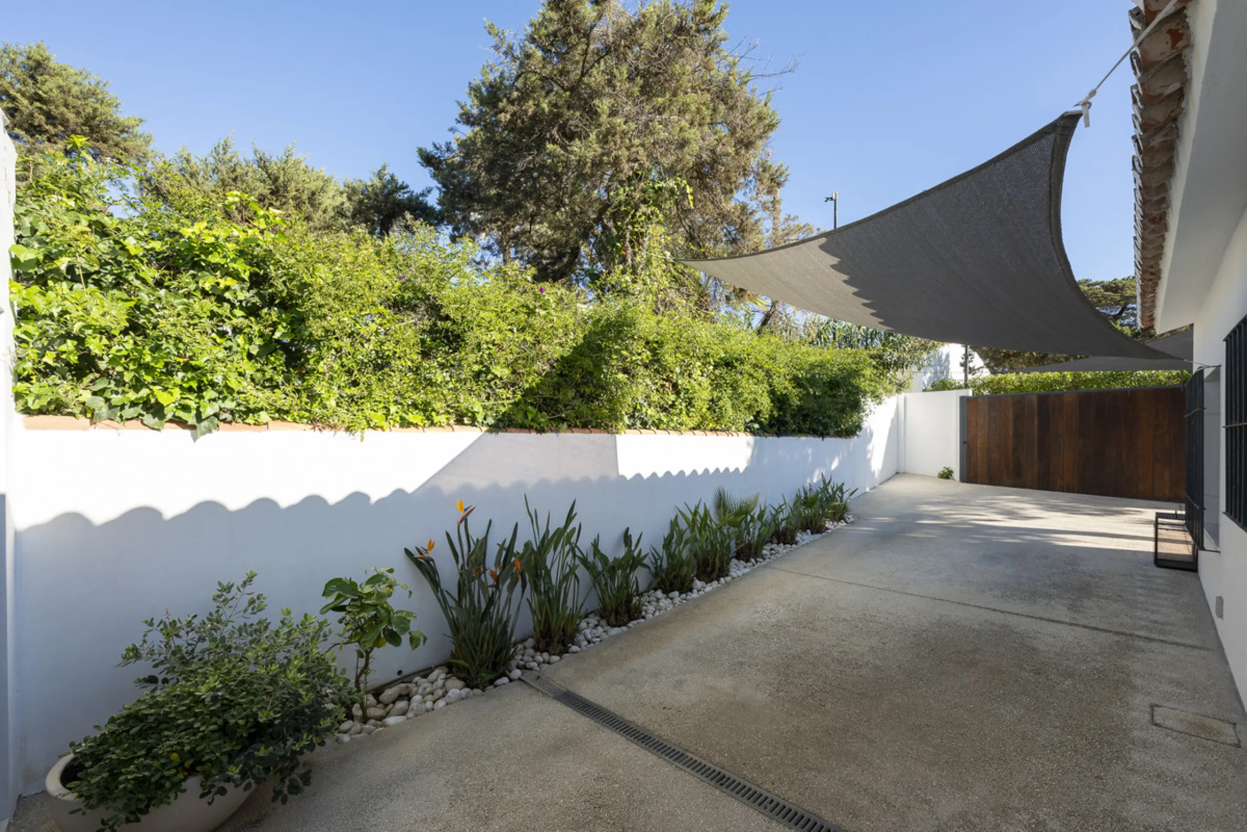 Stunning single-story villa located in the tranquil and sought-after area of Marbesa, East of Marbella. This beautifully designed property features three bedrooms plus an office space, making it ideal for both relaxation and productivity. The villa underw