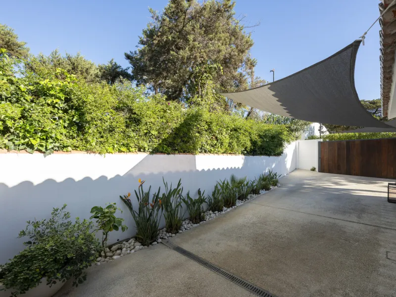 Stunning single-story villa located in the tranquil and sought-after area of Marbesa, East of Marbella. This beautifully designed property features three bedrooms plus an office space, making it ideal for both relaxation and productivity. The villa underw