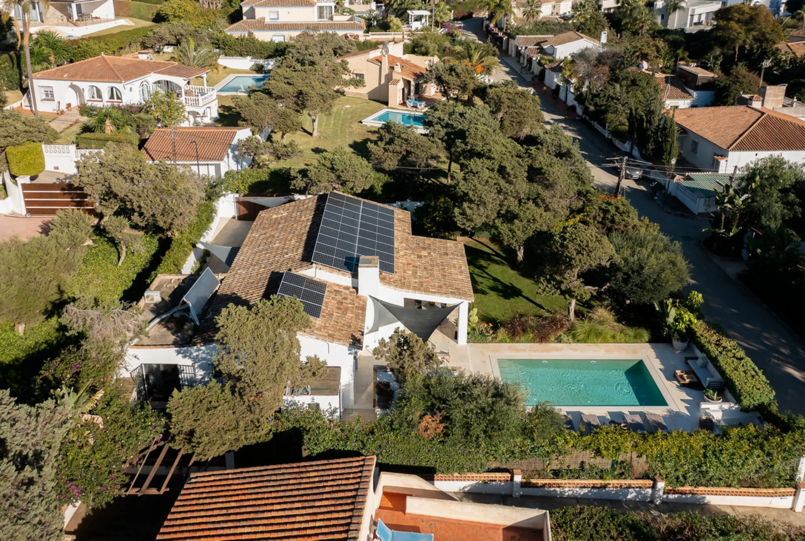 Stunning single-story villa located in the tranquil and sought-after area of Marbesa, East of Marbella. This beautifully designed property features three bedrooms plus an office space, making it ideal for both relaxation and productivity. The villa underw