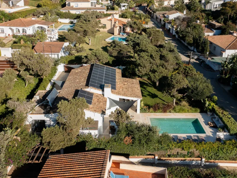 Stunning single-story villa located in the tranquil and sought-after area of Marbesa, East of Marbella. This beautifully designed property features three bedrooms plus an office space, making it ideal for both relaxation and productivity. The villa underw