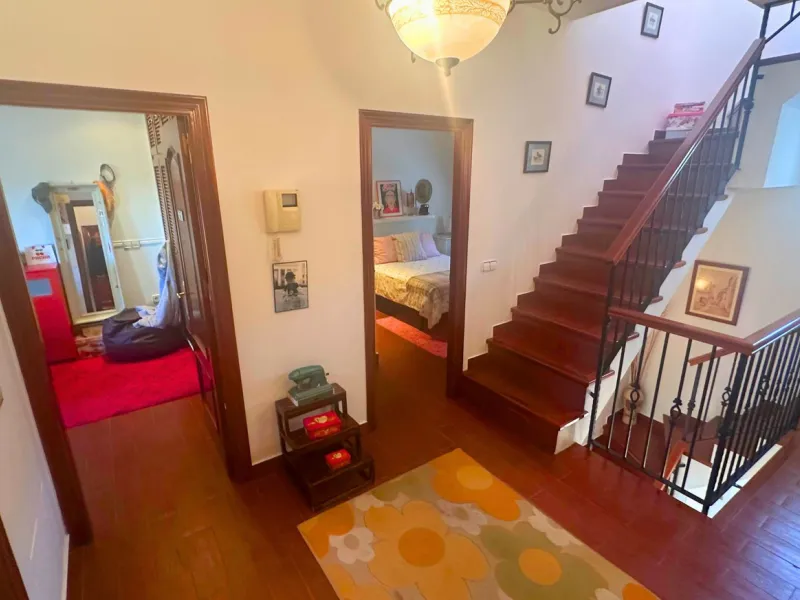 Discover this exceptional Spanish-style villa with private pool, offering space, comfort, and a unique layout ideal for family living or entertaining.
