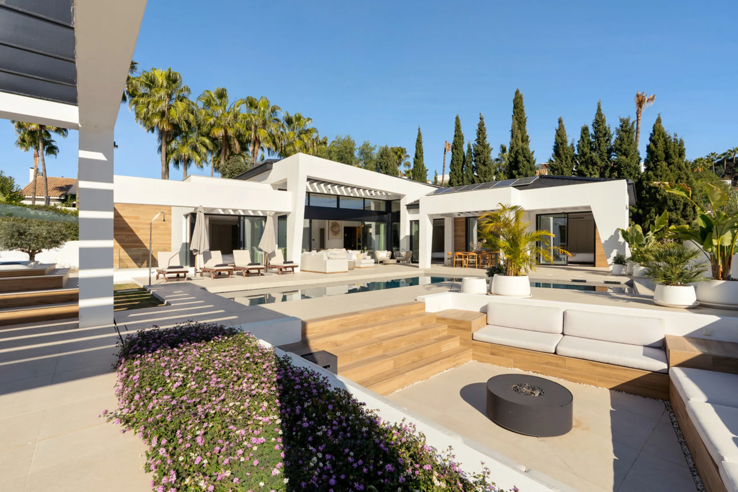 House - Detached Villa в продаже в Marbella, Málaga. В доме 6 спален и 6 ванных комнат. Площадь дома 640 м². Площадь участка 1130 м²