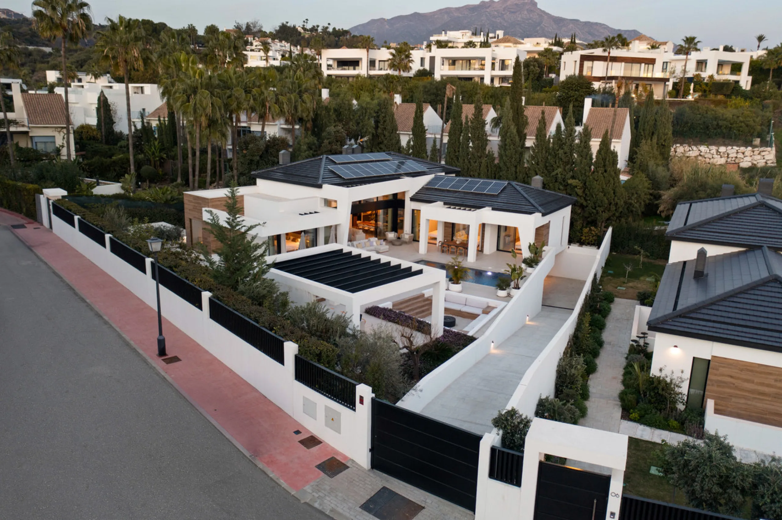House - Detached Villa в продаже в Marbella, Málaga. В доме 6 спален и 6 ванных комнат. Площадь дома 640 м². Площадь участка 1130 м²