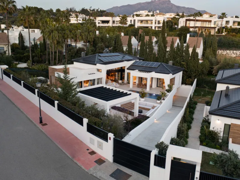 House - Detached Villa в продаже в Marbella, Málaga. В доме 6 спален и 6 ванных комнат. Площадь дома 640 м². Площадь участка 1130 м²