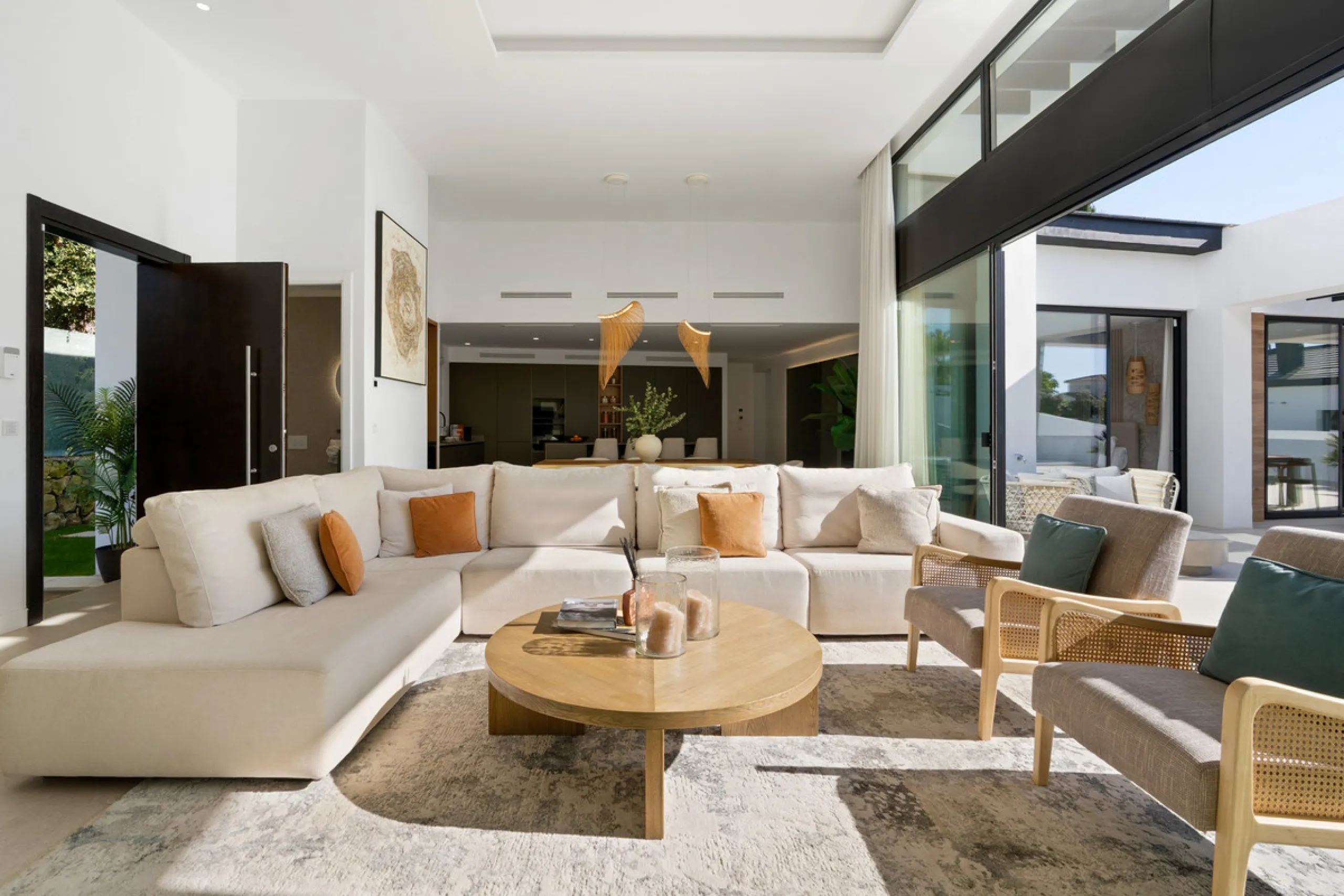 House - Detached Villa в продаже в Marbella, Málaga. В доме 6 спален и 6 ванных комнат. Площадь дома 640 м². Площадь участка 1130 м²