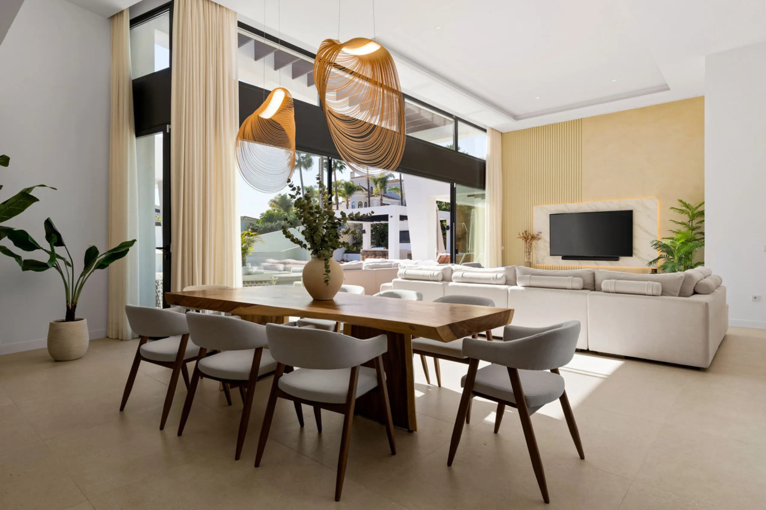 House - Detached Villa в продаже в Marbella, Málaga. В доме 6 спален и 6 ванных комнат. Площадь дома 640 м². Площадь участка 1130 м²