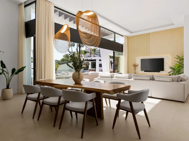 House - Detached Villa в продаже в Marbella, Málaga. В доме 6 спален и 6 ванных комнат. Площадь дома 640 м². Площадь участка 1130 м²