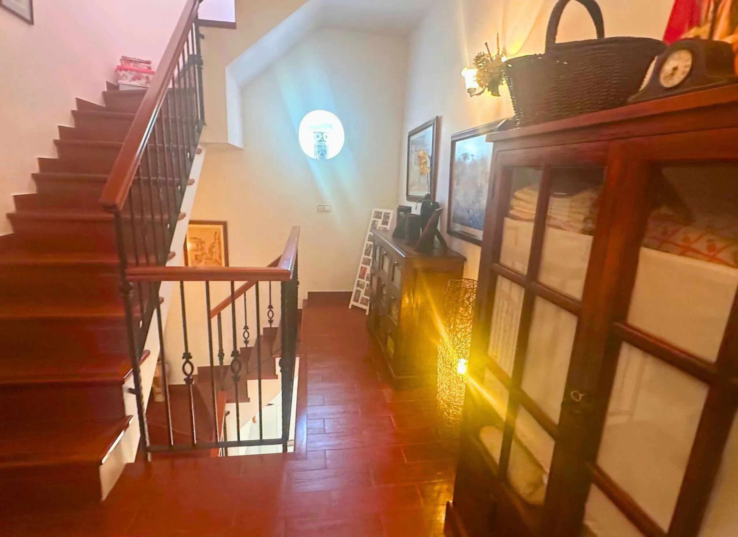 Discover this exceptional Spanish-style villa with private pool, offering space, comfort, and a unique layout ideal for family living or entertaining.