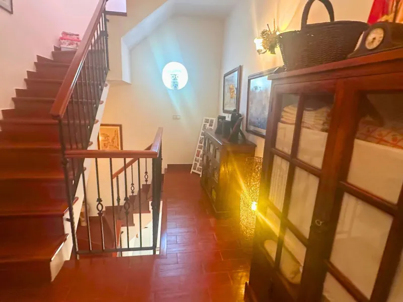 Discover this exceptional Spanish-style villa with private pool, offering space, comfort, and a unique layout ideal for family living or entertaining.