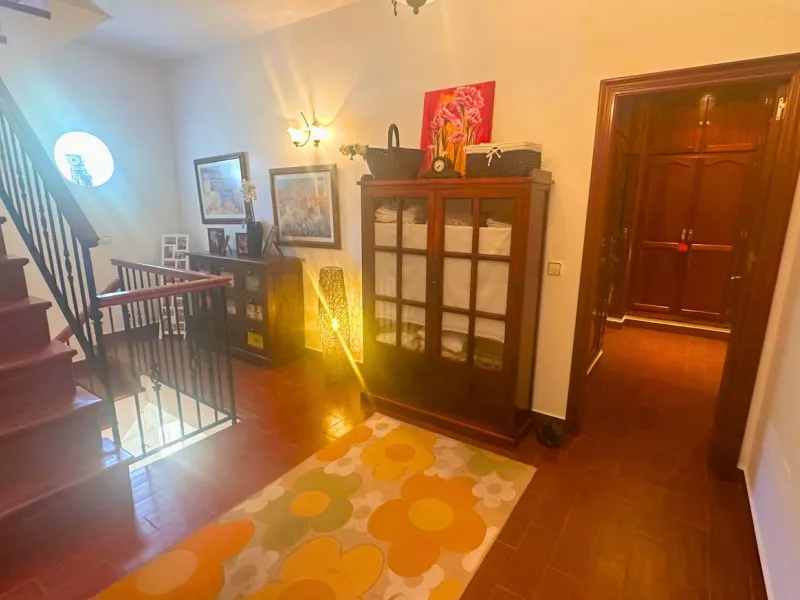 Discover this exceptional Spanish-style villa with private pool, offering space, comfort, and a unique layout ideal for family living or entertaining.