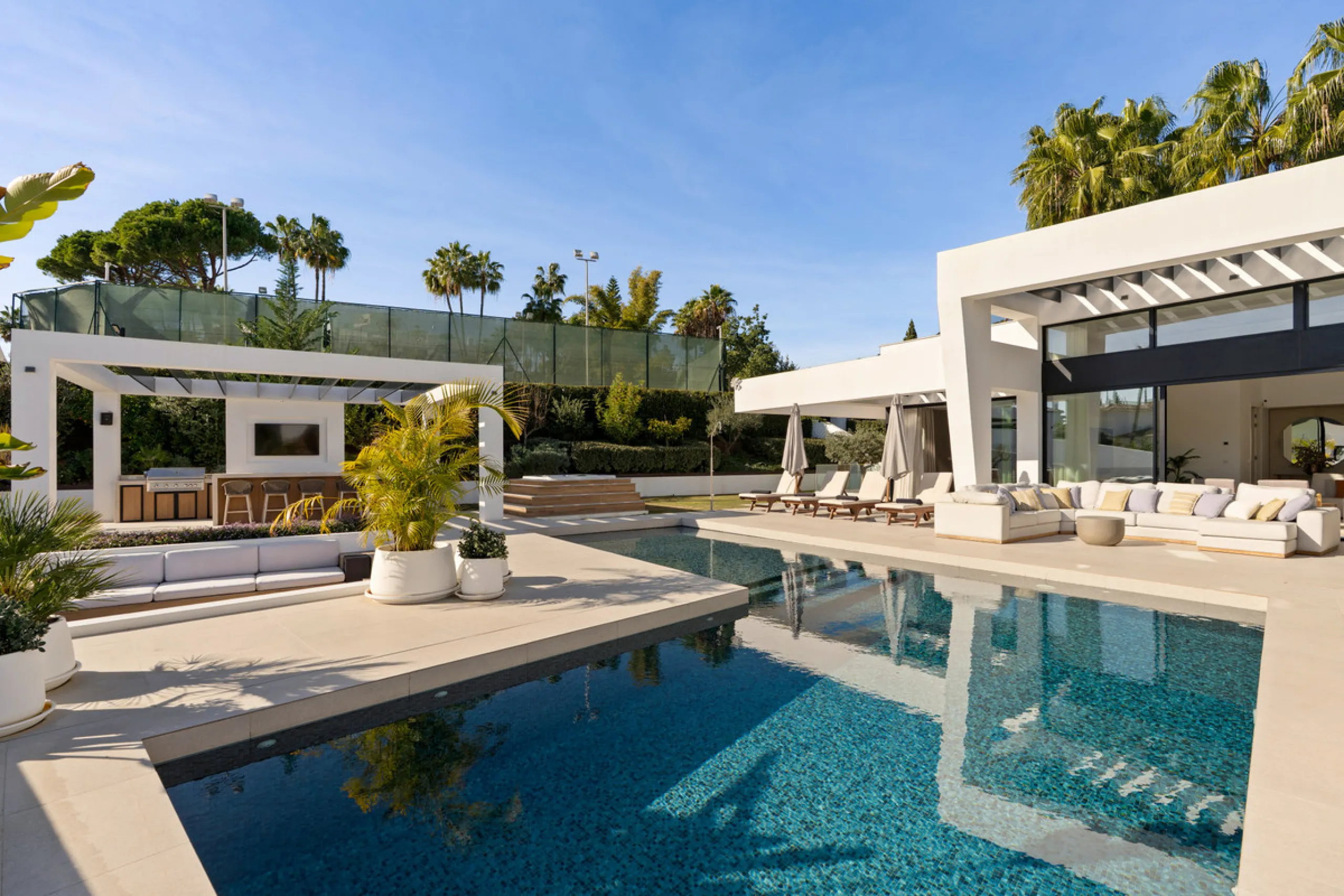 House - Detached Villa в продаже в Marbella, Málaga. В доме 6 спален и 6 ванных комнат. Площадь дома 640 м². Площадь участка 1130 м²