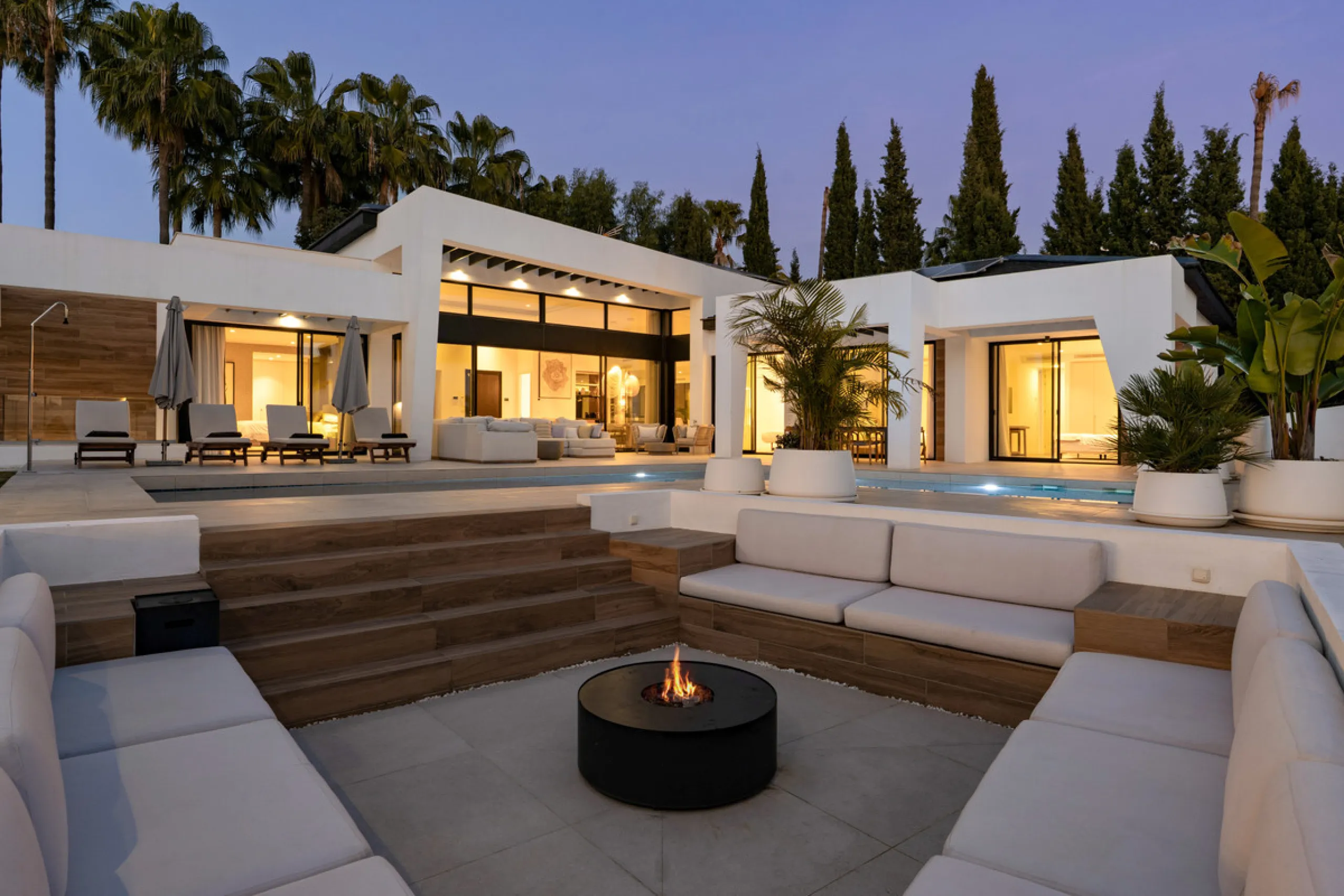 House - Detached Villa в продаже в Marbella, Málaga. В доме 6 спален и 6 ванных комнат. Площадь дома 640 м². Площадь участка 1130 м²