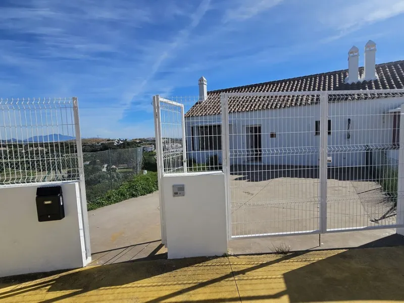 Discover this charming detached house in the exclusive Doña Julia residential complex in Casares, Málaga. A property that combines comfort, spaciousness, and a prime location, ideal for those seeking tranquility, quality of life, and an enviable natural s