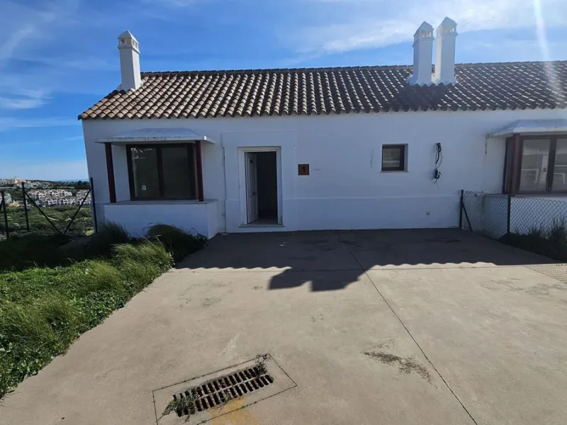 House - Townhouse в продаже в Casares, Málaga. В доме 2 спален и 2 ванных комнат. Площадь дома 211 м²