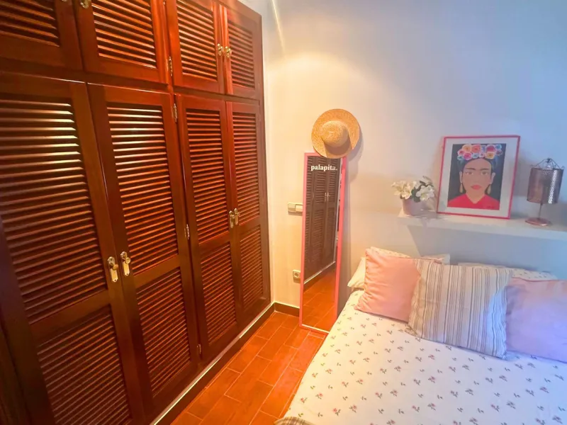 Discover this exceptional Spanish-style villa with private pool, offering space, comfort, and a unique layout ideal for family living or entertaining.