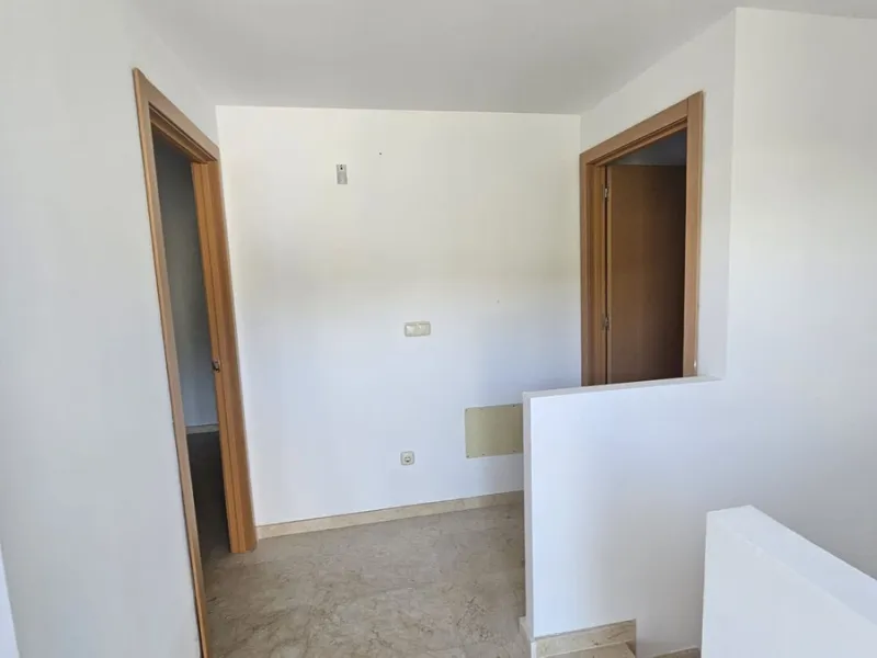 House - Townhouse в продаже в Casares, Málaga. В доме 2 спален и 2 ванных комнат. Площадь дома 211 м²