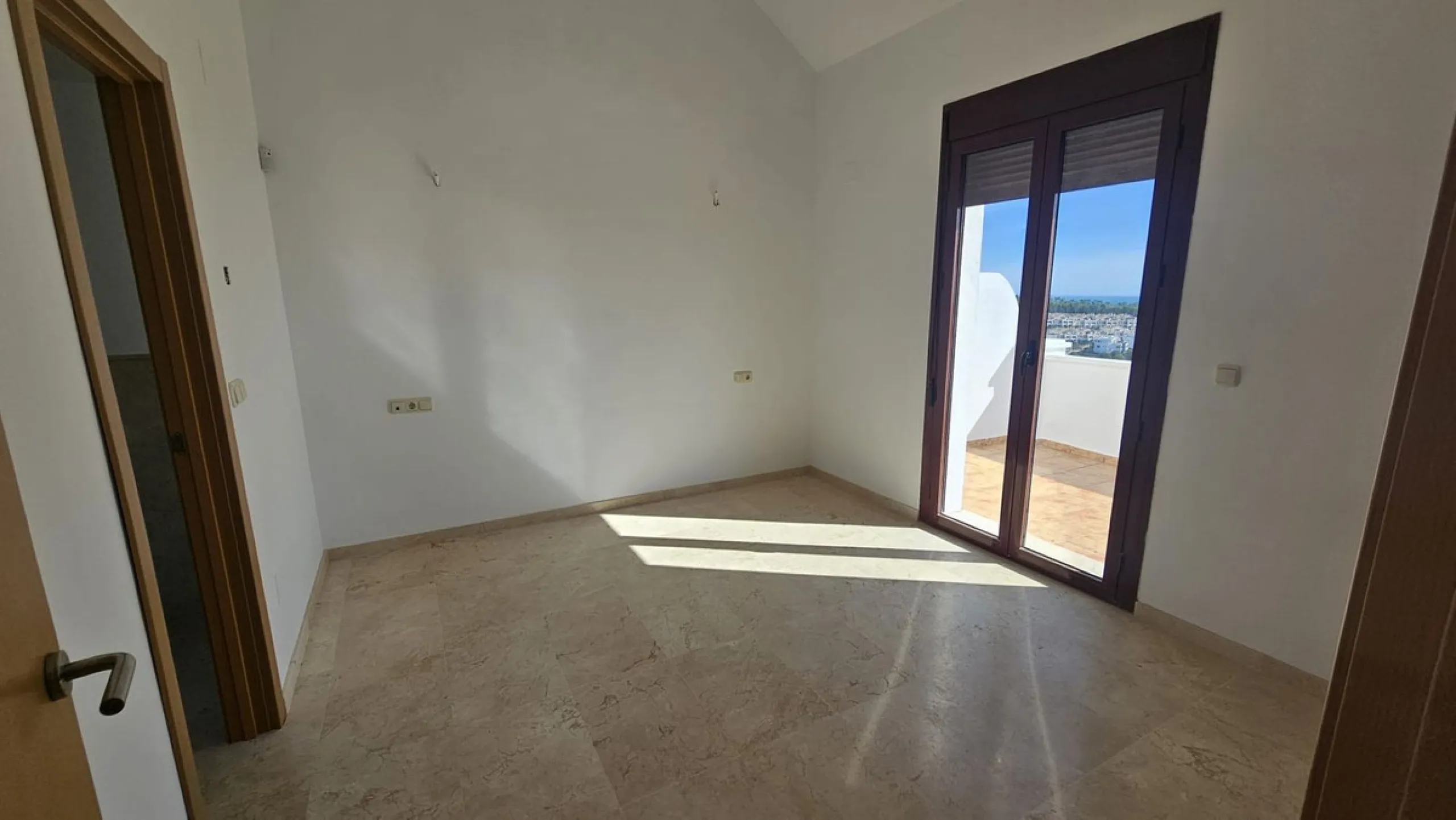 House - Townhouse в продаже в Casares, Málaga. В доме 2 спален и 2 ванных комнат. Площадь дома 211 м²